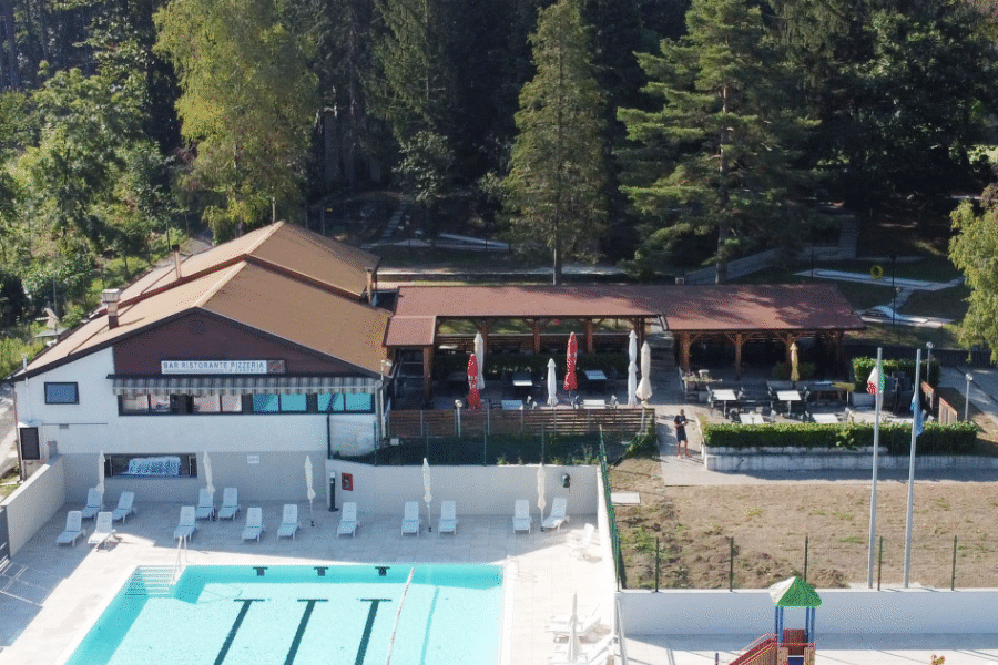 Der große Terrassenbereich des Restaurants im Villaggio Olandese